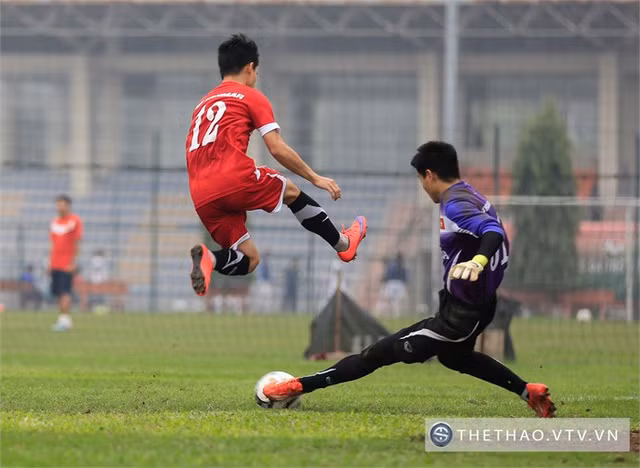 Thực chất, Minh Long gặp quá nhiều khó khăn khi phải cạnh tranh với những đàn anh có thừa kinh nghiệm như Tấn Trường, Nguyên Mạnh hay cả Tuấn Linh. Ảnh: Thethao.vtv.vn.