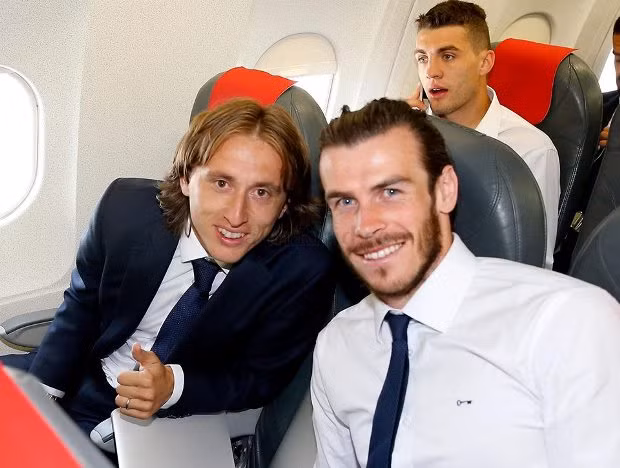 Gareth Bale "tự sướng" chung với Luka Modrid.