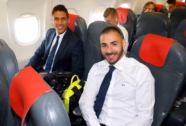 Bộ đôi tuyển thủ người Pháp là Varane và Benzema đã chọn vị trí ngồi cùng nhau trên chuyến hành trình của dải ngân hà Real Madrid tới Milano.