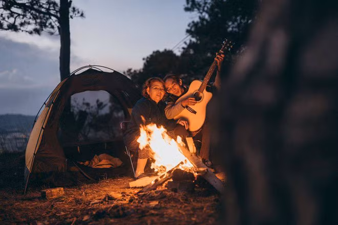 Thế mới thấy, đi cùng nhau trọn quãng đường dài đâu phải chuyện giản đơn. Làm sao khi nhìn lại những gì đã qua, có thể mỉm cười mãn nguyện, và tiếp tục cùng nhau đi hết quãng đời còn lại.