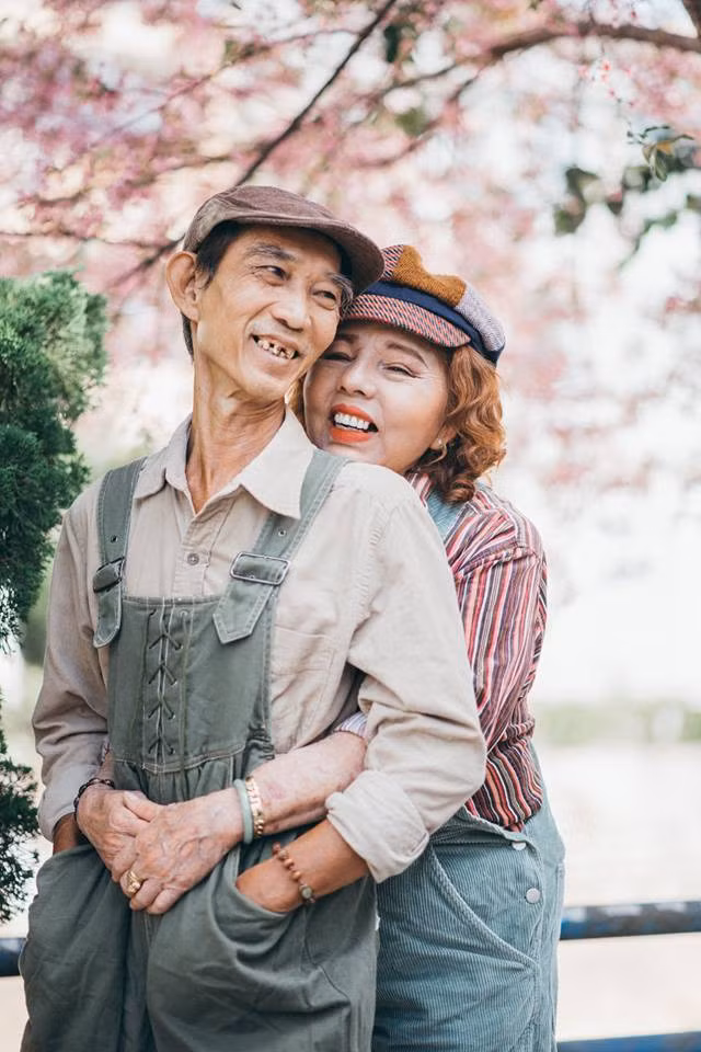 Để giới trẻ bớt… mất niềm tin vào tình yêu sau những cuộc tình tan vỡ chóng vánh thì mới đây, nhiếp ảnh gia Phan Tuấn Anh đã cho ra đời bộ ảnh về những khoảnh khắc hết sức ngọt ngào, ấm áp và dễ thương tại Đà Lạt của một đôi vợ chồng lớn tuổi.