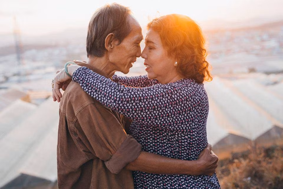 Một chiếc hôn lên đôi tay đã cùng tôi vất vả bao năm tháng. Lúc này chỉ muốn nói một câu mà hồi đó hay ngại ngùng nên chẳng dám thốt ra: "Tôi thương bà!".