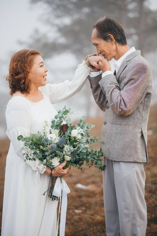 Không còn là những cuộc tấn công ồ ạt về tình cảm như hồi trẻ, ở tuổi này chỉ còn là những chiếc hôn vụng về đặt trên tay...