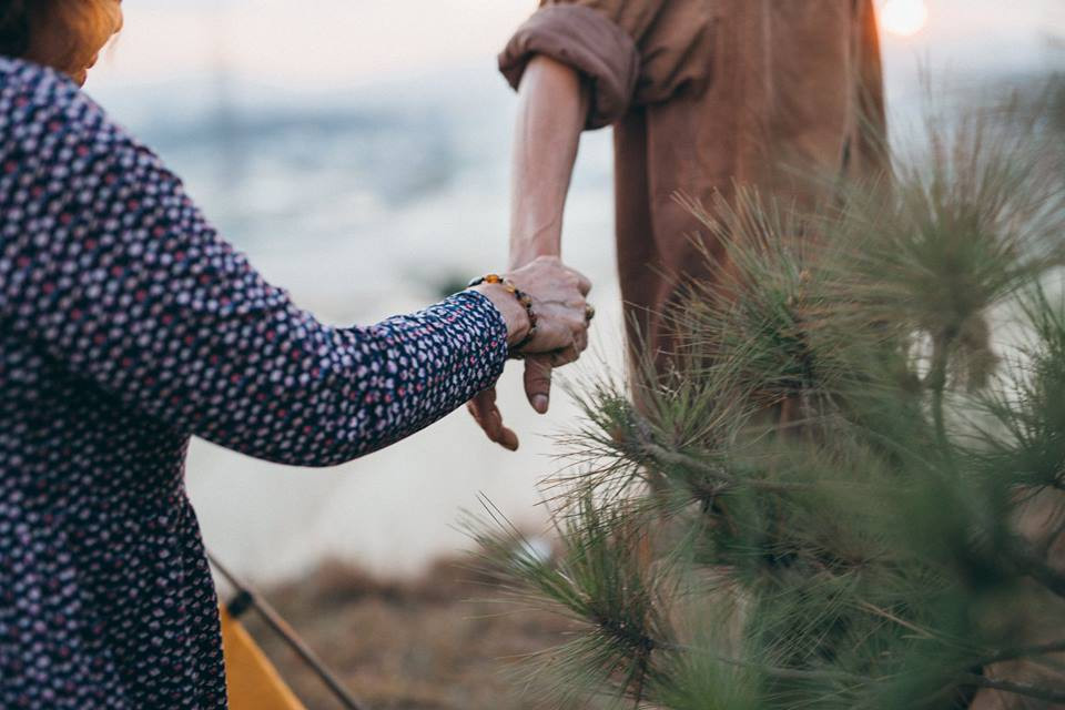 Tình yêu tuổi xế chiều tuy giản dị nhưng lại bền chặt, bởi họ đã cùng trải qua bao nhiêu gian nan, cùng chia sẻ biết bao niềm vui trong cuộc sống.