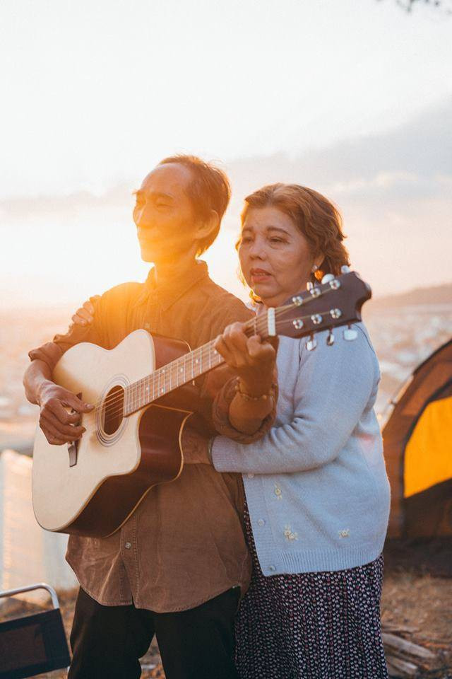 Dù năm tháng qua đi, vẫn mong muốn có những cuộc hẹn hò. Không phải chỉ để nói những lời lãng mạn, mà để nhìn lại chặng đường đã qua dù dài nhưng đong đầy hạnh phúc.