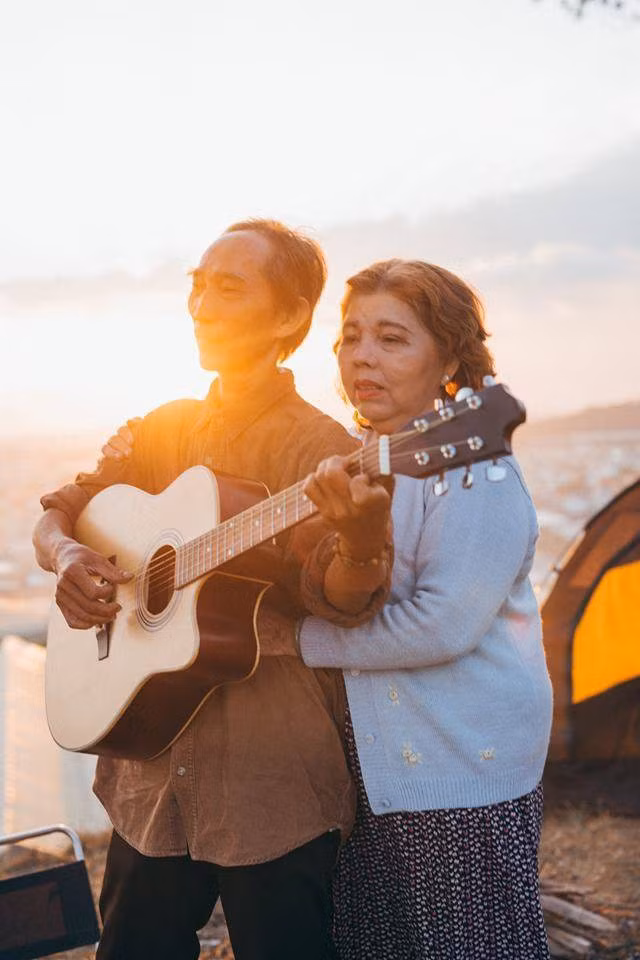 Dù năm tháng qua đi, vẫn mong muốn có những cuộc hẹn hò. Không phải chỉ để nói những lời lãng mạn, mà để nhìn lại chặng đường đã qua dù dài nhưng đong đầy hạnh phúc.