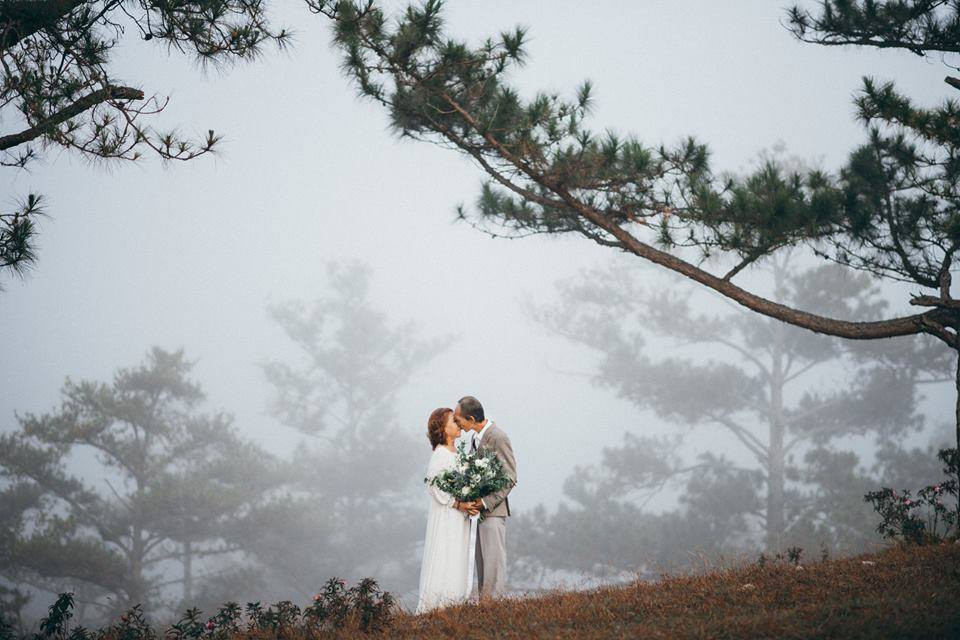 Chứng kiến bộ ảnh của đôi vợ chồng U60 tại Đà Lạt, nhiều người vô cùng ghen tỵ, mong ước sau này khi tuổi đã cao, mình và "đằng ấy" cũng có thể "tình bể bình" đến thế.