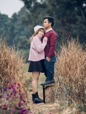 Mới đây trên MXH, bức ảnh của "chàng lùn" vác ghế để đi chụp ảnh với người yêu đã được cộng đồng mạng liên tục chia sẻ và có những bình luận vui vẻ.