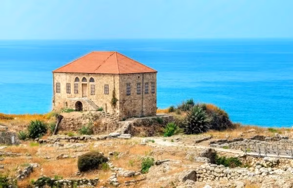 Nơi đây vẫn còn lưu giữ bến cảng nguyên bản và những toàn kiến trúc theo kiểu Phoenician (phê-ni-xin) cùng những khu di chỉ có các chữ cái trong ngôn ngữ Phoenician, nền móng của các bản văn hiện đại.