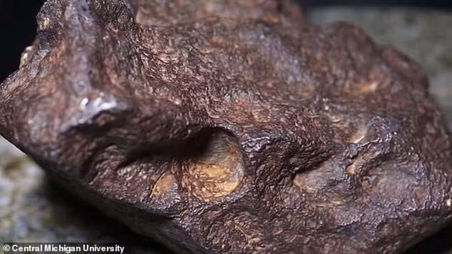 Giáo sư này kết luận viên đá này là thiên thạch có thể có giá trị 100.000 USD (~2,32 tỷ đồng).