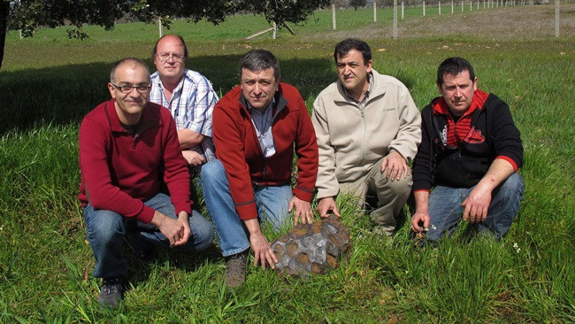 Năm 2011, Lopez nhờ một nhà nghiên cứu địa chất đến tìm hiểu về khối đá. Điều bất ngờ đó là thiên thạch rơi xuống từ rất lâu trước khi được tìm thấy.