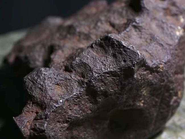 Tháng 10/2018, một người đàn ông ở Michigan, Mỹ đưa viên đá nặng gần 10kg đến nhờ giáo sư Mona Sirbescu (Đại học Central Michigan) kiểm định và nhận điều bất ngờ.