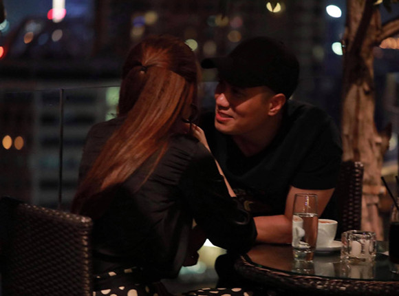 "Khi mà người bạn của mình có chuyện buồn và cần chia sẻ thì hành động đó hết sức bình thường. Đó là cử chỉ của một người đàn ông lịch sự"