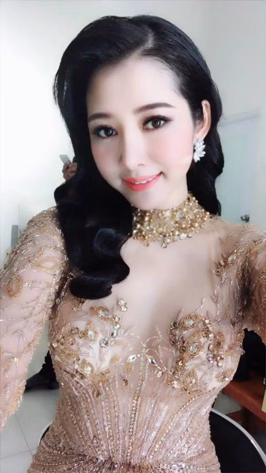 Ngoài gương mặt xinh đẹp, chị Hồ Lợi còn khiến người đối diện không khỏi ngỡ ngàng với thân hình sexy, nóng bỏng. Cô gái Sài Gòn này có số đo 3 vòng lý tưởng là 88-60-95 với chiều cao 1m70 và cân nặng 55kg.