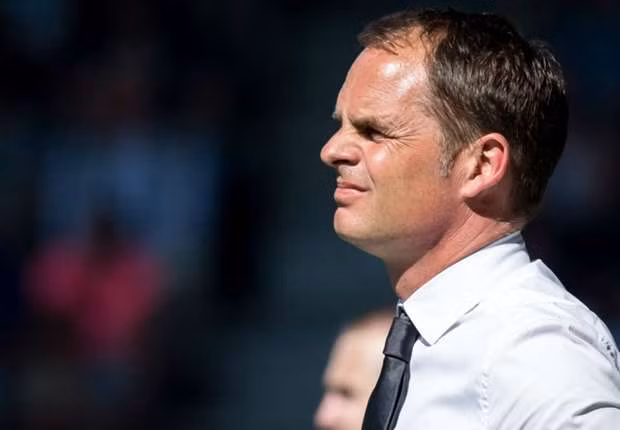 De Boer lâm nguy: Theo thông tin chuyển nhượng bóng đá Sport Mail, sau trận thua Swansea 0-2 ngay tại sân nhà, BLĐ Crystal Palace sẽ có cuộc họp khẩn với HLV Frank De Boer để bàn về tương lai của nhà cầm quân này. Palace rất thất vọng khi để thua cả 3 trận ra quân Premier League mùa giải năm nay. Ảnh: Sport Mail