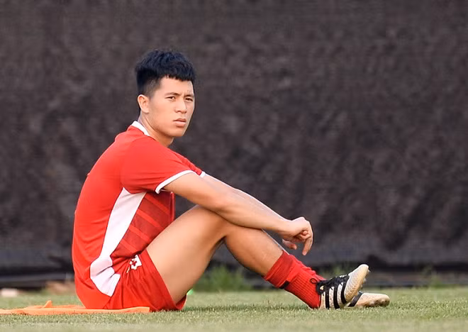 Vừa trở lại sau ca phẫu thuật chấn thương, Đình Trọng đã được xếp đá chính. Anh chính là tuyển thủ U23 Việt Nam cực quan trọng trong sơ đồ của HLV Park Hang-seo trong năm 2018.