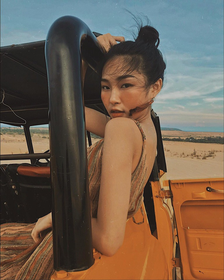 Cụ thể, nói về mẫu bạn trai lý tưởng Thu Hà cho hay: "Không lăng nhăng, vui tính, thích du lịch, biết lắng nghe và muốn hiểu mình. À một công việc ổn định nữa, cần thiết mà phải không?".