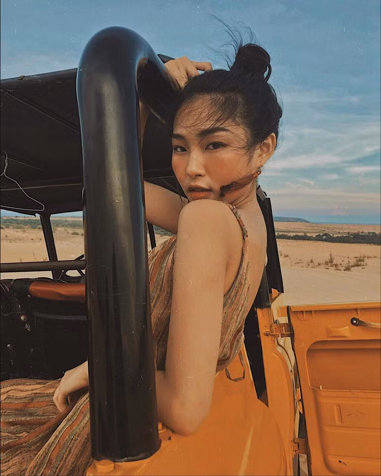 Cụ thể, nói về mẫu bạn trai lý tưởng Thu Hà cho hay: "Không lăng nhăng, vui tính, thích du lịch, biết lắng nghe và muốn hiểu mình. À một công việc ổn định nữa, cần thiết mà phải không?".