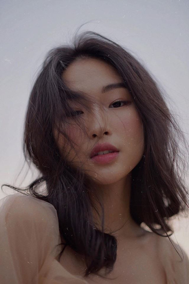 Theo nhận xét của nhiều người, càng ngắm bạn sẽ càng cảm thấy ấn tượng với nhan sắc lạ, không hề đại trà của Thu Hà.