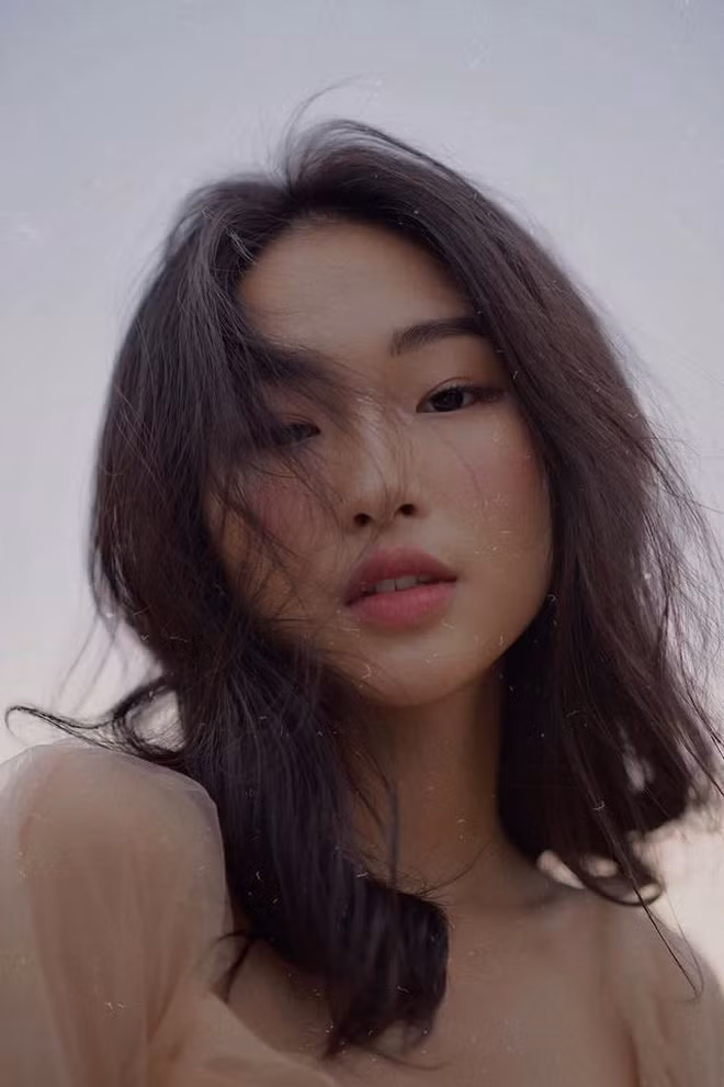 Theo nhận xét của nhiều người, càng ngắm bạn sẽ càng cảm thấy ấn tượng với nhan sắc lạ, không hề đại trà của Thu Hà.