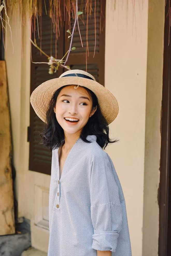 Thu Hà Hà là một cô gái có gương mặt đậm nét Á đông với phần mắt thuôn dài, lông mày đậm cùng gương mặt nhỏ.