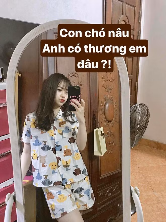 Vượt qua hàng trăm cách thả thính, cô gái có tên Hương Ly đã cao tay hơn cả khi "nâng cấp" thả thính lên một tầm cao mới. Cô bạn mặc những bộ đồ ngủ khác nhau và nghĩ ra những câu nói vừa có thể thả thính lại vừa liên quan đến trang phục đang mặc.