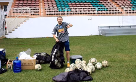 Một nhân viên sẽ được giao nhiệm vụ lo đảm bảo hơn 40 trái bóng trong buổi tập của toàn đội trên sân Pleiku của CLB HAGL.