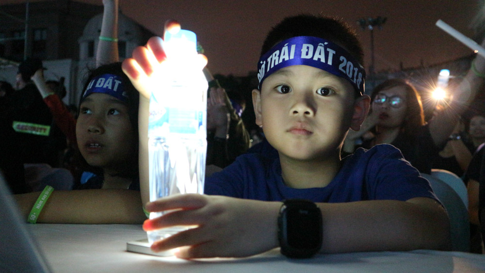 Dù chỉ diễn ra trong vòng 1 tiếng tuy nhiên BTC Giờ Trái đất cũng mong rằng không chỉ có ngày hôm nay mà hàng ngày các bạn trẻ cũng như người dân hãy tắt các thiết bị điện không cần thiết.