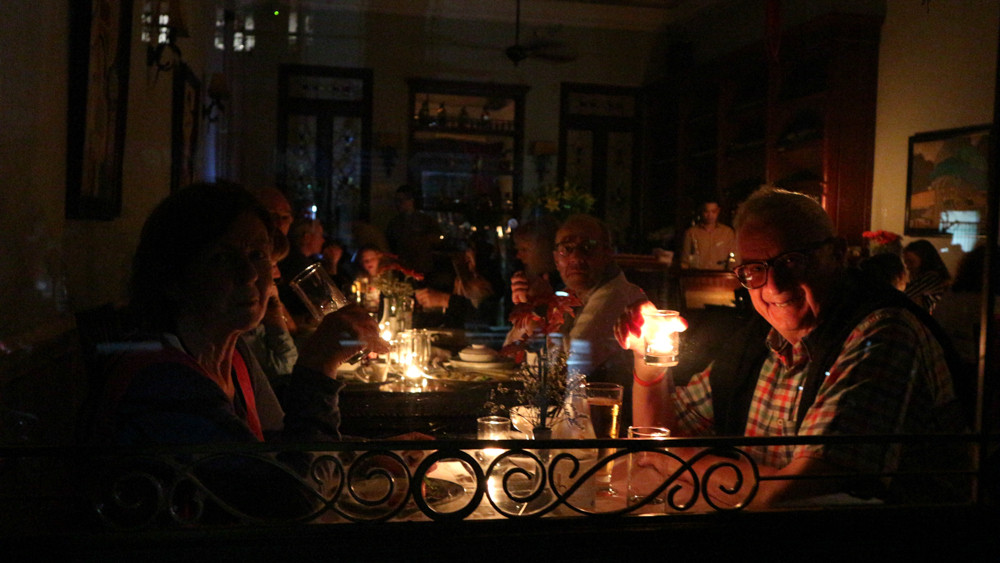 Tại một nhà hàng trên phố Tràng Thi những người bạn nước ngoài cũng chung tay với người dân Việt Nam ủng hộ Giờ Trái đất.