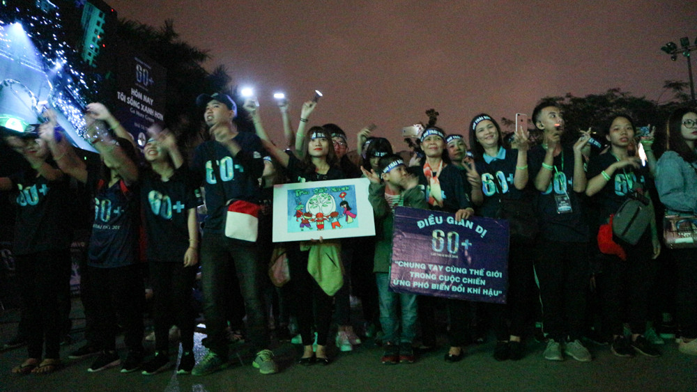 Cũng theo báo cáo của BTC chương trình Giờ Trái đất, sau 9 năm tổ chức, Việt Nam đã có 6 tỉnh, thành phố trên cả nước cam kết tham gia nhưng đáng mừng hơn là sự kiện này đã nhận được sự hưởng ứng của 63 tỉnh, thành phố và nhận sự hưởng ứng sâu rộng của các tổ chức, doanh nghiệp và người dân.