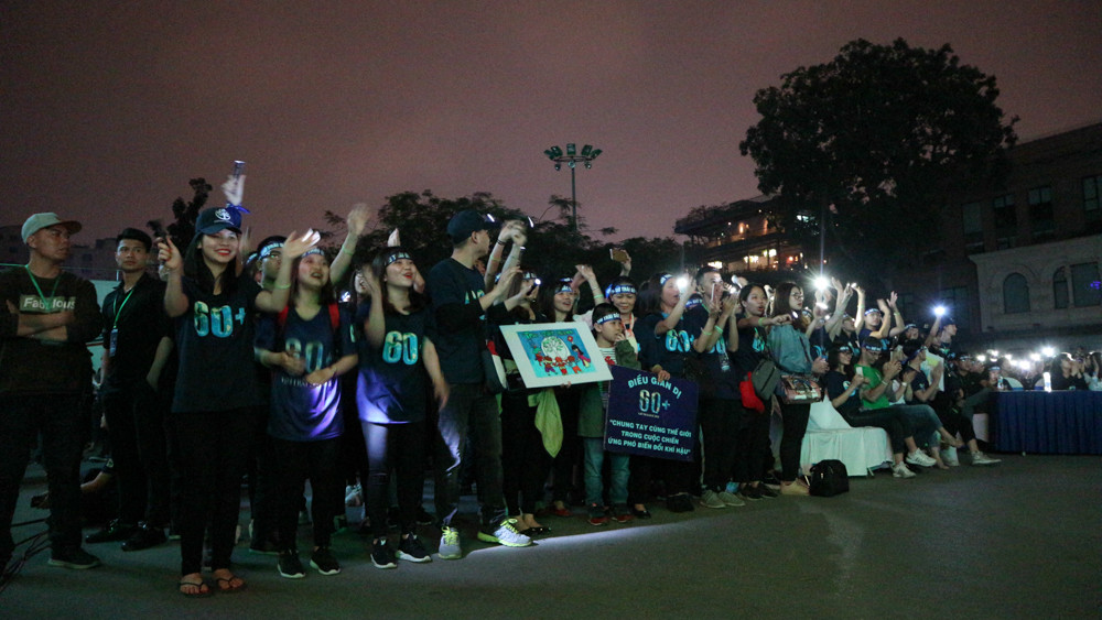 Đã có rất đông các bạn trẻ tới để cùng tham gia hoạt động Giờ Trái đất 2018 với những băng rôn, khẩu hiệu kêu gọi những người xung quanh mình cùng chung tay bảo vệ môi trường sống.