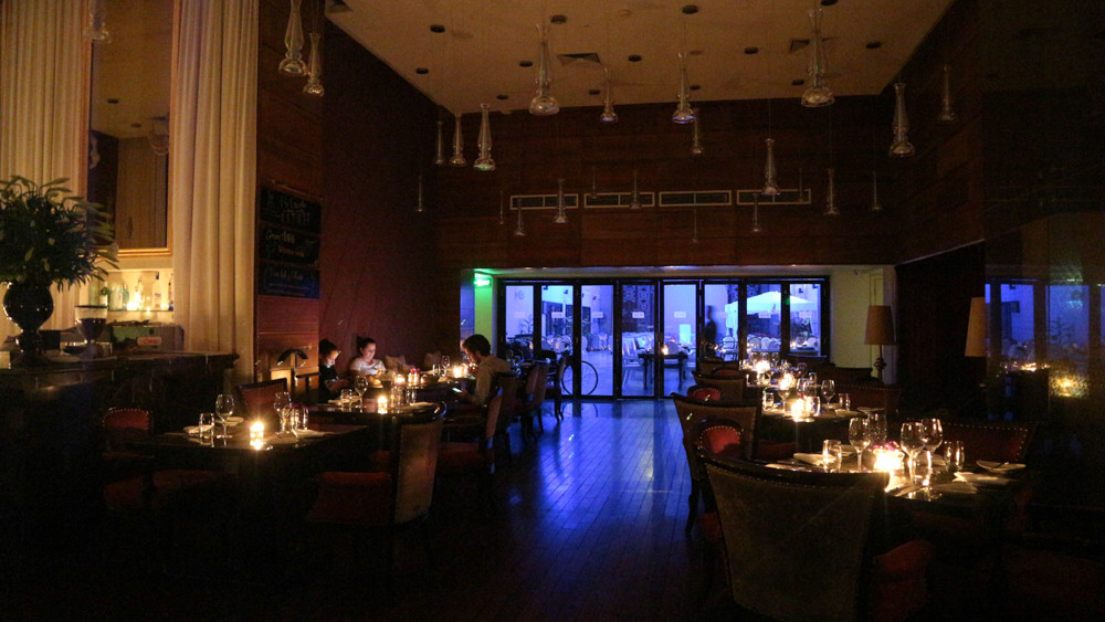 Dù khá bất tiện vì không có ánh sáng như bình thường nhưng người dân vẫn vui vẻ ủng hộ.