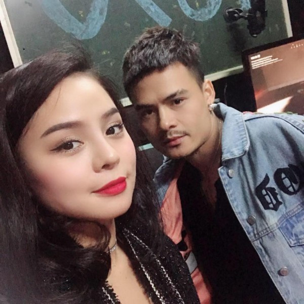 Chỉ sau 2 tháng xuất hiện, Hoa Vinh (tên thật Lê Tiến Anh) đã trở thành hiện tượng mạng được rất nhiều người quan tâm. Lượng người xem livestream của anh chàng luôn đạt con số hàng chục ngàn người, cát-xê tăng lên chóng mặt và Hoa Vinh giờ đây cũng đã chạy show không thua gì ca sĩ chuyên nghiệp.