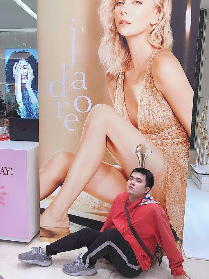 Theo tìm hiểu, nhân vật chính trong bộ ảnh là Nguyễn Hoàng Chính Nghĩa hiện đang sống và làm việc tại TP HCM.