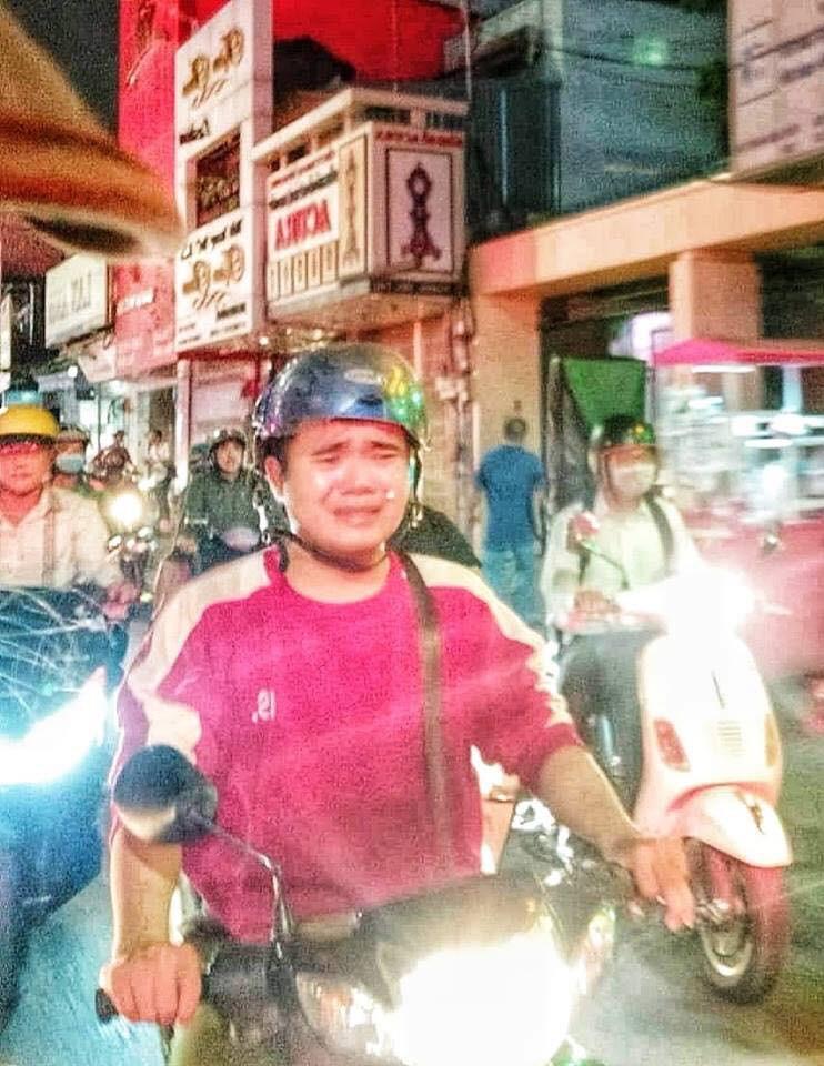 Mới đây, những bức ảnh ghi lại hình ảnh chàng trai khóc ngập đường đêm Noel đã được ghi lại và đăng tải rộng rãi trên MXH.