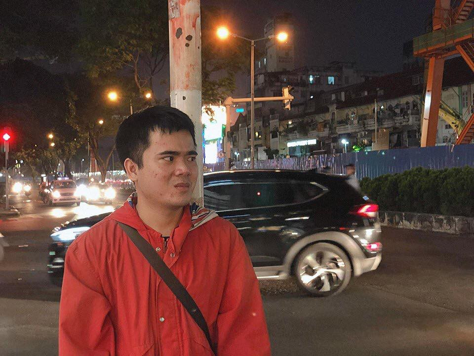 Gương mặt hài hước ở mọi góc độ của chàng trai khóc ngập đường đêm Noel.