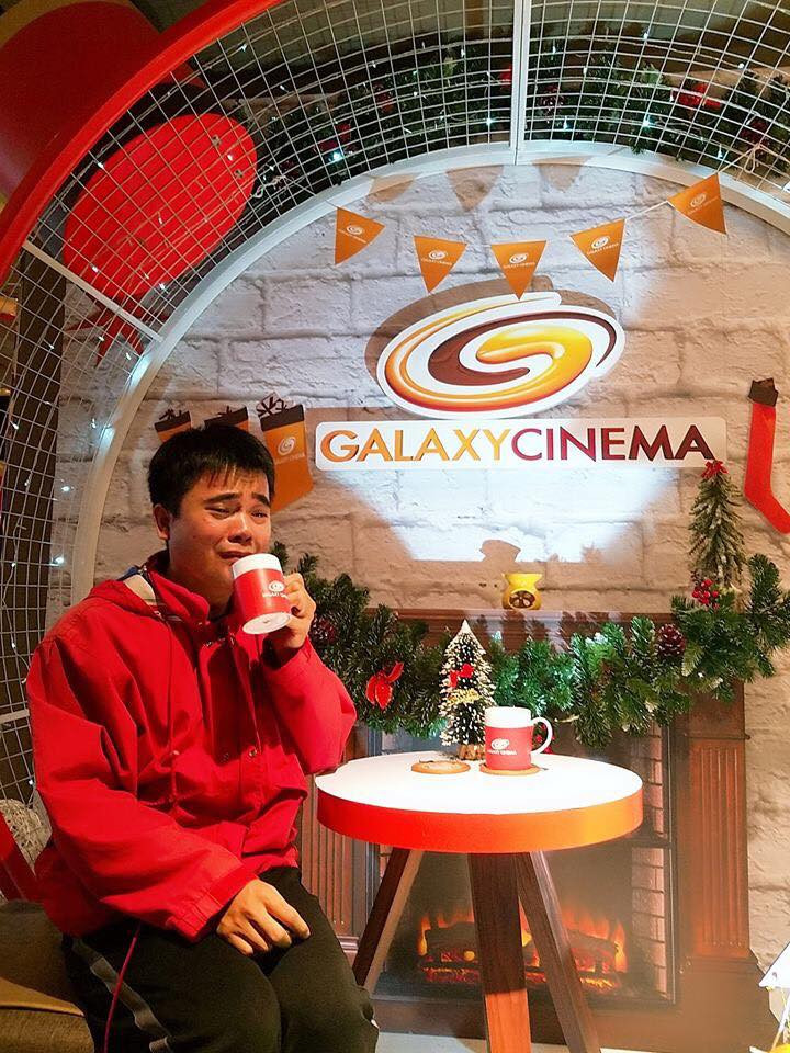 Từ việc bị tổn thương khi nhìn người khác ấm áp bên nhau cho tới việc lủi thủi đi cafe, đi xem phim một mình ngày lễ Noel đều được chàng trai trên diễn rất sâu.