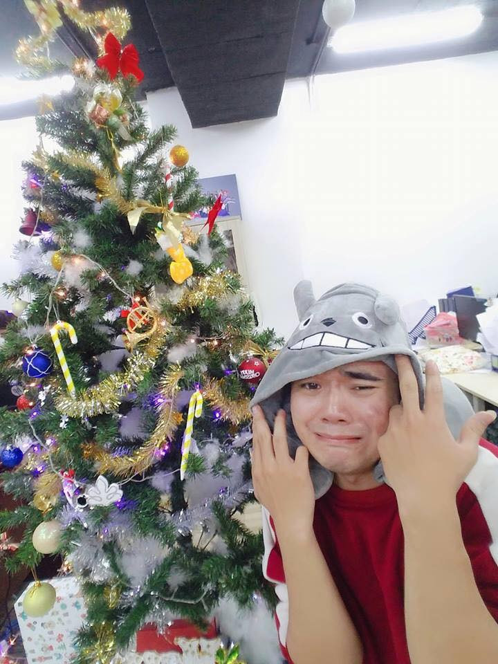 Trong ảnh, một chàng trai với gương mặt khá hài hước và biểu cảm những trạng thái vô cùng bi đát khi bị rơi vào trạng thái cô đơn đêm Giáng sinh.