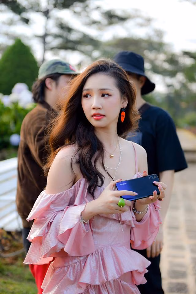 Amee cũng được đồn là tiểu thư nhà giàu ở Hà Nội. Chính vì vậy, cô bạn này được nhận xét là mang dáng vẻ của một tiểu thư “"ừ trong trứng", xinh xắn và có phần yểu điệu.