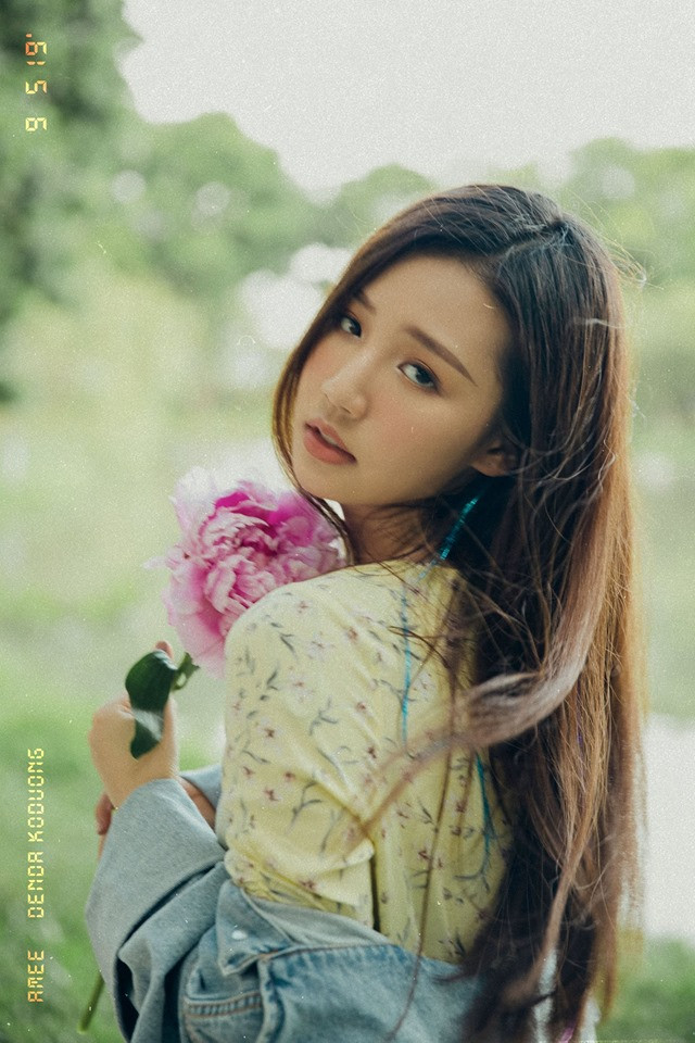 Trước MV Anh nhà ở đâu thế? nữ ca sĩ 19 tuổi được chú ý nhờ bản song ca Ex’s Hate Me với rapper B Ray. Với một ca sĩ sinh năm 2000 và vừa ra mắt Vpop vài tháng, đây là những thành công đáng kể.