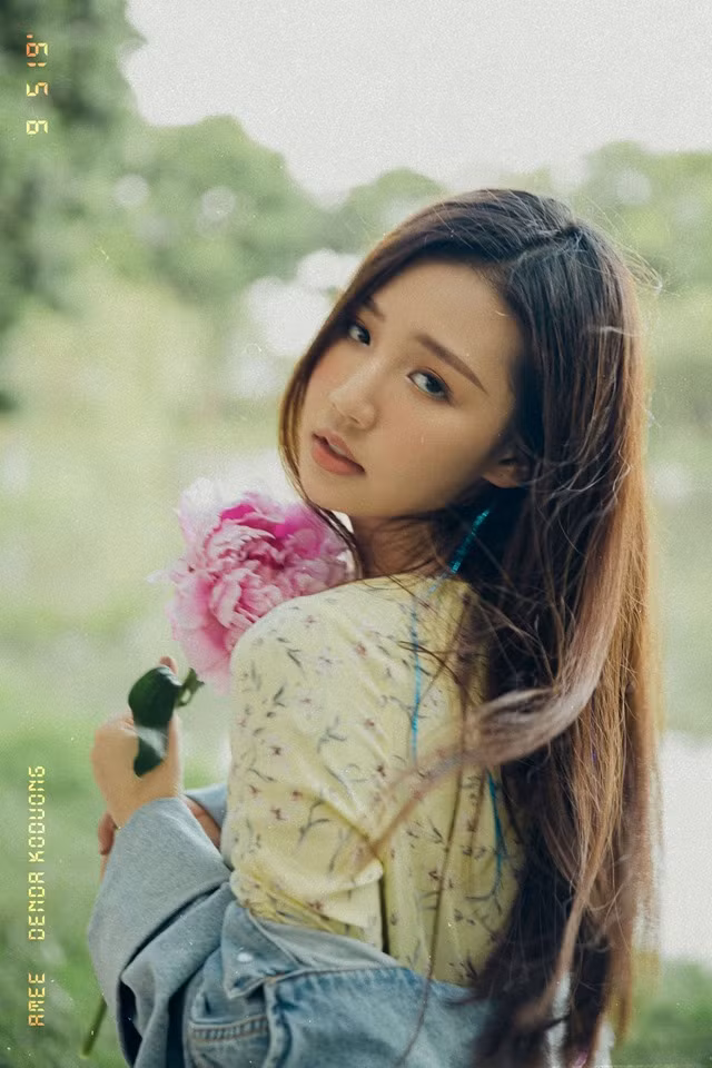 Trước MV Anh nhà ở đâu thế? nữ ca sĩ 19 tuổi được chú ý nhờ bản song ca Ex’s Hate Me với rapper B Ray. Với một ca sĩ sinh năm 2000 và vừa ra mắt Vpop vài tháng, đây là những thành công đáng kể.