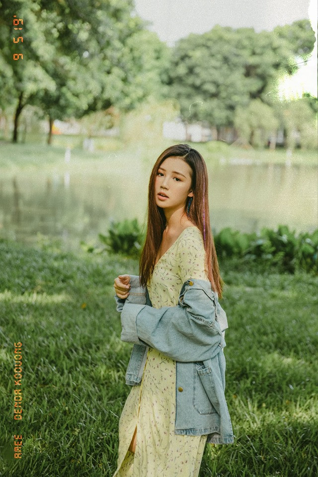 Sau MV Anh nhà ở đâu thế? khá thành công đã đưa tên tuổi của Amee (Trần Huyền My) tới nhiều hơn với công chúng. Sắp tới, tiểu thư 10X này chuẩn bị cho ra mắt MV thứ hai mang tên Đen đá không đường.