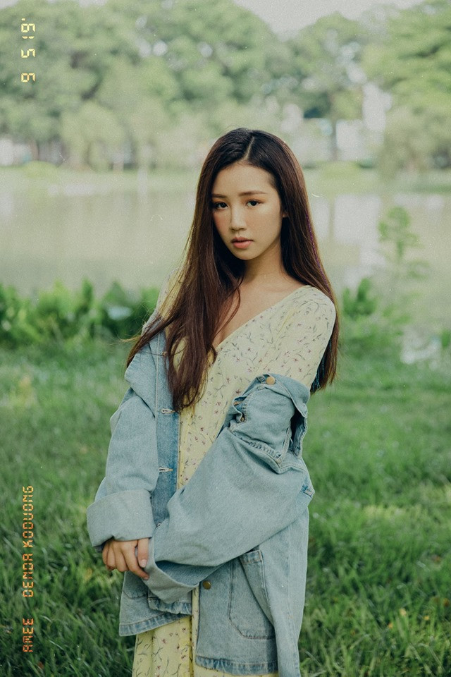 Tuy nhiên, khi đang ngồi trên ghế nhà trường, Amee đã chạy theo đam mê, dừng lại việc học văn hóa để vào Sài Gòn theo thực tập sinh của một ngôi trường nghệ thuật.