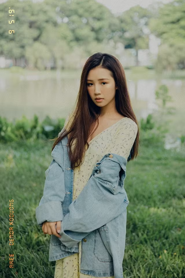 Tuy nhiên, khi đang ngồi trên ghế nhà trường, Amee đã chạy theo đam mê, dừng lại việc học văn hóa để vào Sài Gòn theo thực tập sinh của một ngôi trường nghệ thuật.