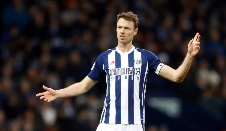 Giới truyền thông Anh đưa tin Arsenal đã ở rất gần cựu trung vệ Man Utd, Jonny Evans.