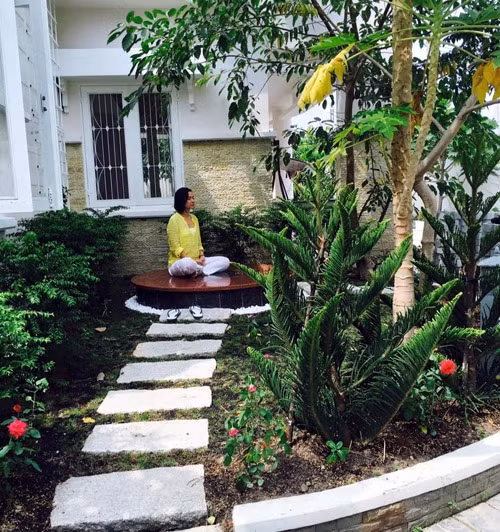 Nói về Việt Trinh, nhiều người sẽ phải trầm trồ vì nơi ở của người đẹp này khá đặc biệt. Nhìn từ bên ngoài, nhiều người sẽ thấy giốngnhư tòa lâu đài sừng sững giữa không gian rộng lớn.