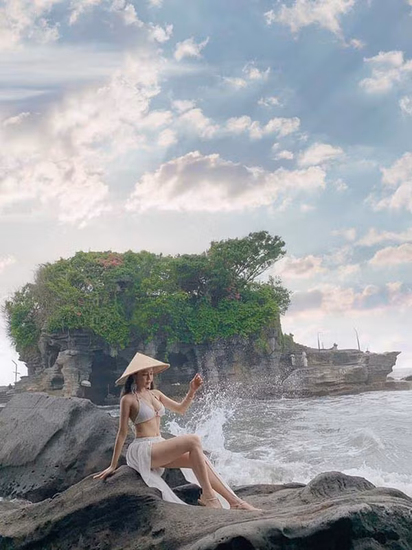 Khoác lên mình bộ bikini trắng và chân váy mỏng xẻ tà cùng màu, Trâm Anh đã khoe khéo được vòng eo thon gọn và vòng một "nóng bỏng" cùng nét đẹp cuốn hút.