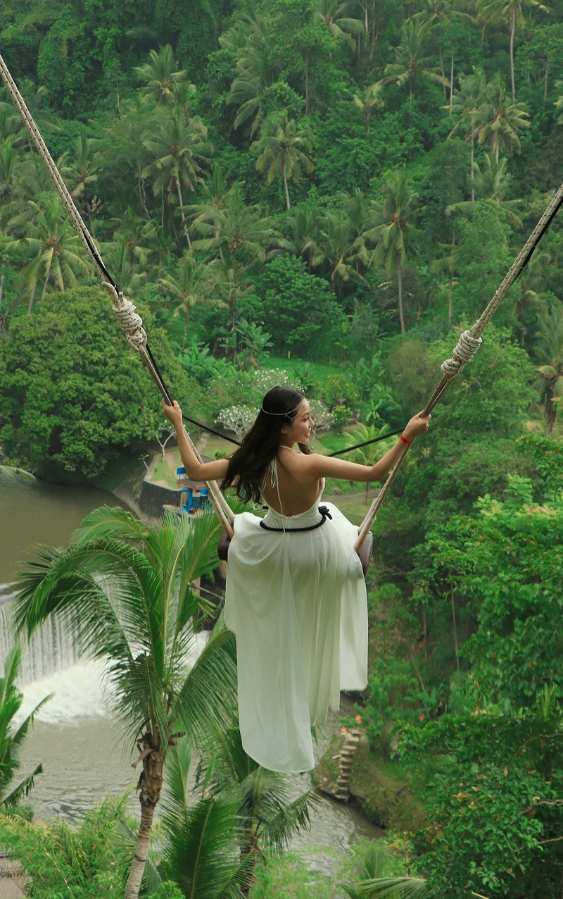 Trong bộ ảnh mới của mình, điều Trâm Anh khiến nhiều người bị thu hút đó là cô vẫn giữ "phong độ" bằng vòng một "khủng" cùng vòng eo "con kiến".