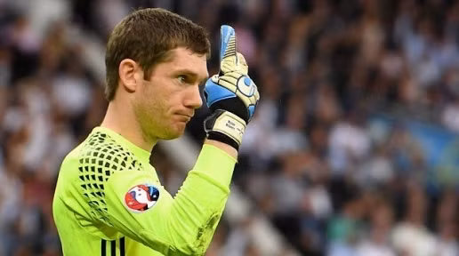 Michael McGovern đến kỳ Euro 2016 trong tình cảnh bị đội bóng chủ quản Hamilton Academical thanh lý hợp đồng. Thế nhưng thủ thành 31 tuổi này đã chơi rất xuất sắc trong hành trình của Bắc Ireland.