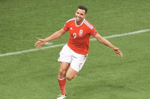Ngoài Bale hay Ramsey thì Hal Robson-Kanu là một cầu thủ được chú ý tại VCK Euro 2016 sau màn trình diễn ấn tượng với ĐTQG Xứ Wales. Từ một cầu thủ bị Reading ruồng bỏ, sau 2 bàn thắng tiền đạo đang "thất nghiệp" này nhận được vô vàn lời mời trong đó có những cái tên như Celtic, Swansea City và Watford.